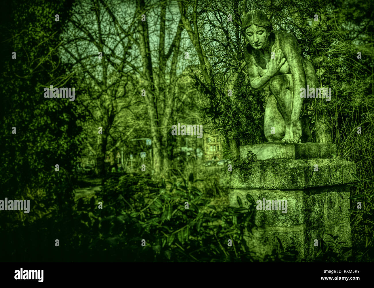 Une ancienne statue dans un parc public Banque D'Images