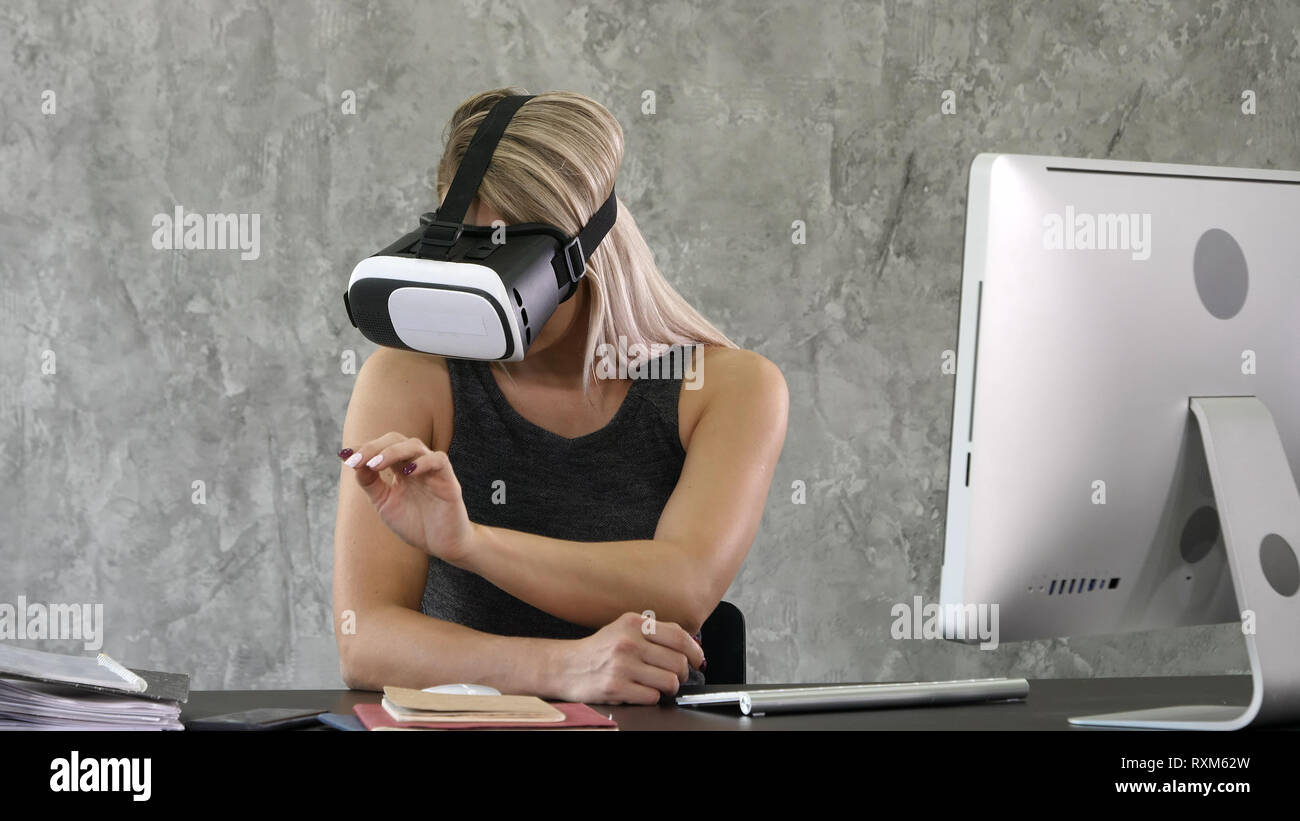 Heureux couple lunettes de réalité virtuelle, femme heureuse découverte monde augmentée, en interaction avec l'interface numérique. Banque D'Images