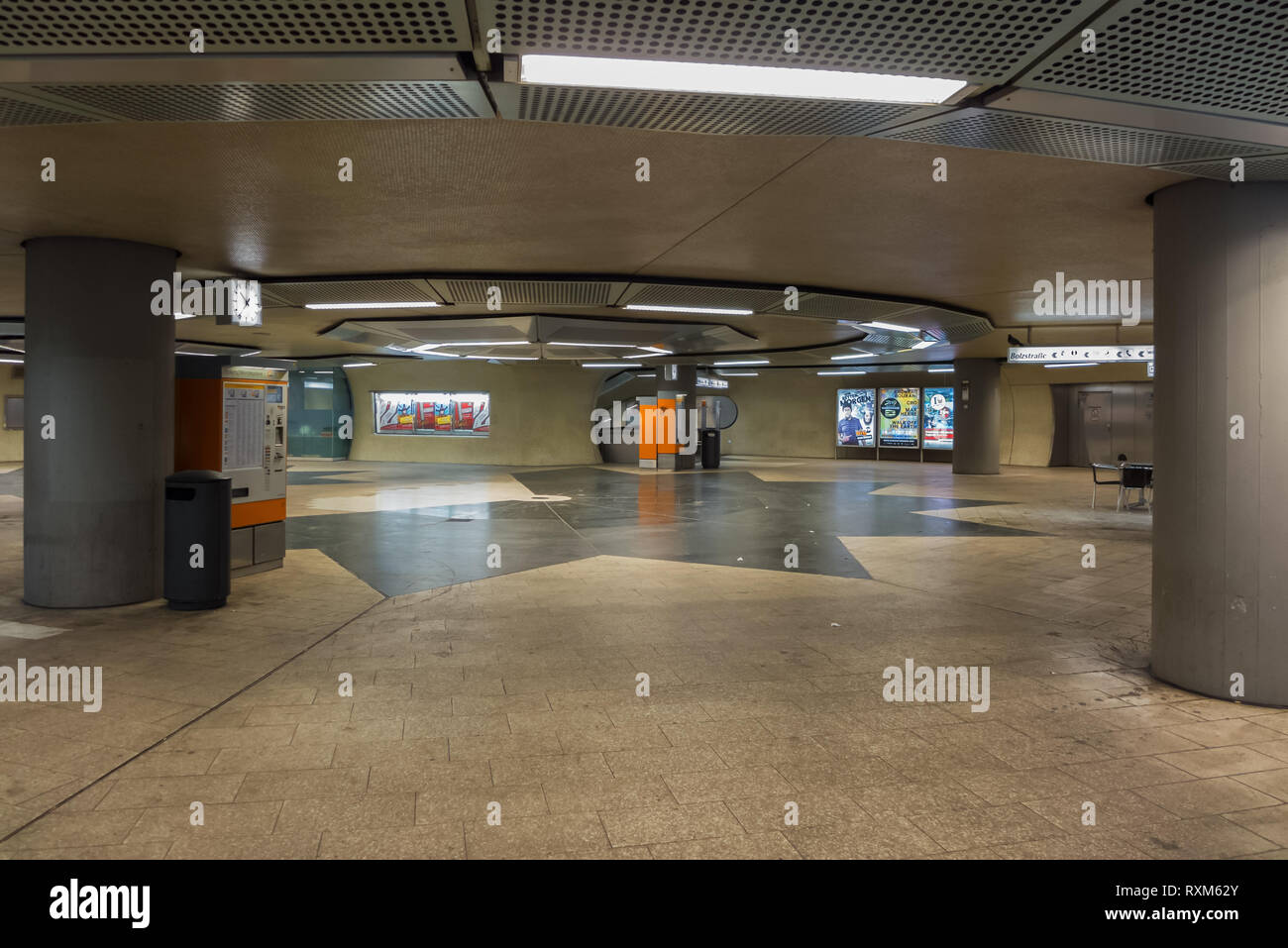 STUTTGART, ALLEMAGNE - FÉVRIER 24,2019:Schlossplatz c'est le sous-sol de l'ancien tram station Schlossplatz.C'est ci-dessous Koenigstrasse. Banque D'Images