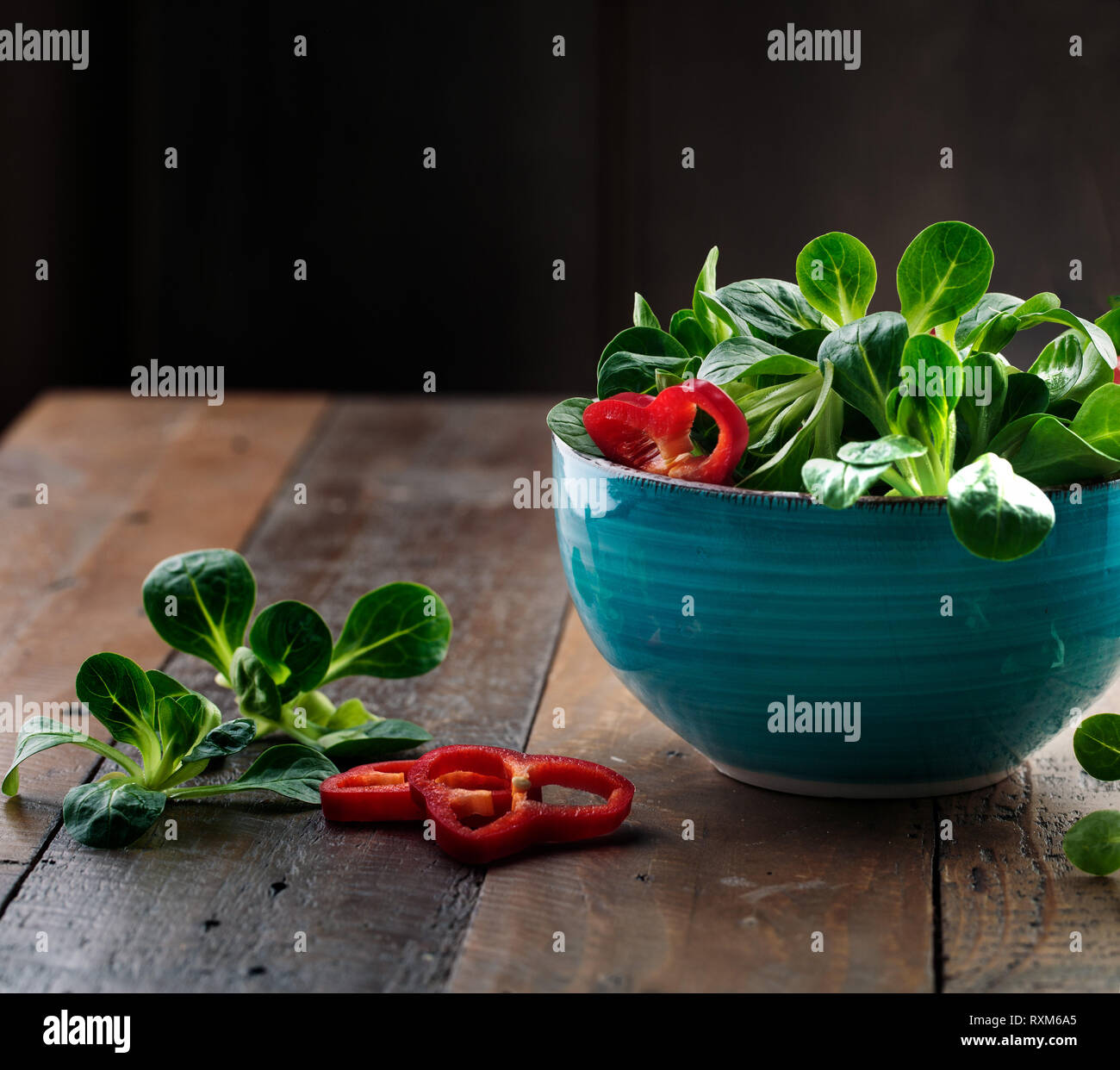 Studio Shot of fresh green salade de maïs avec des poivrons paprika joints toriques Banque D'Images