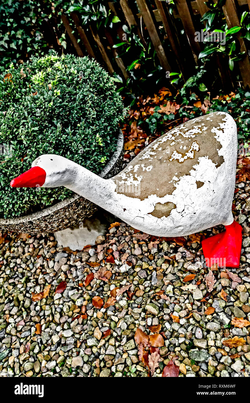 Hölzerne Gans einem Bauerngarten ; Goose dans un jardin près d'un restaurant Banque D'Images