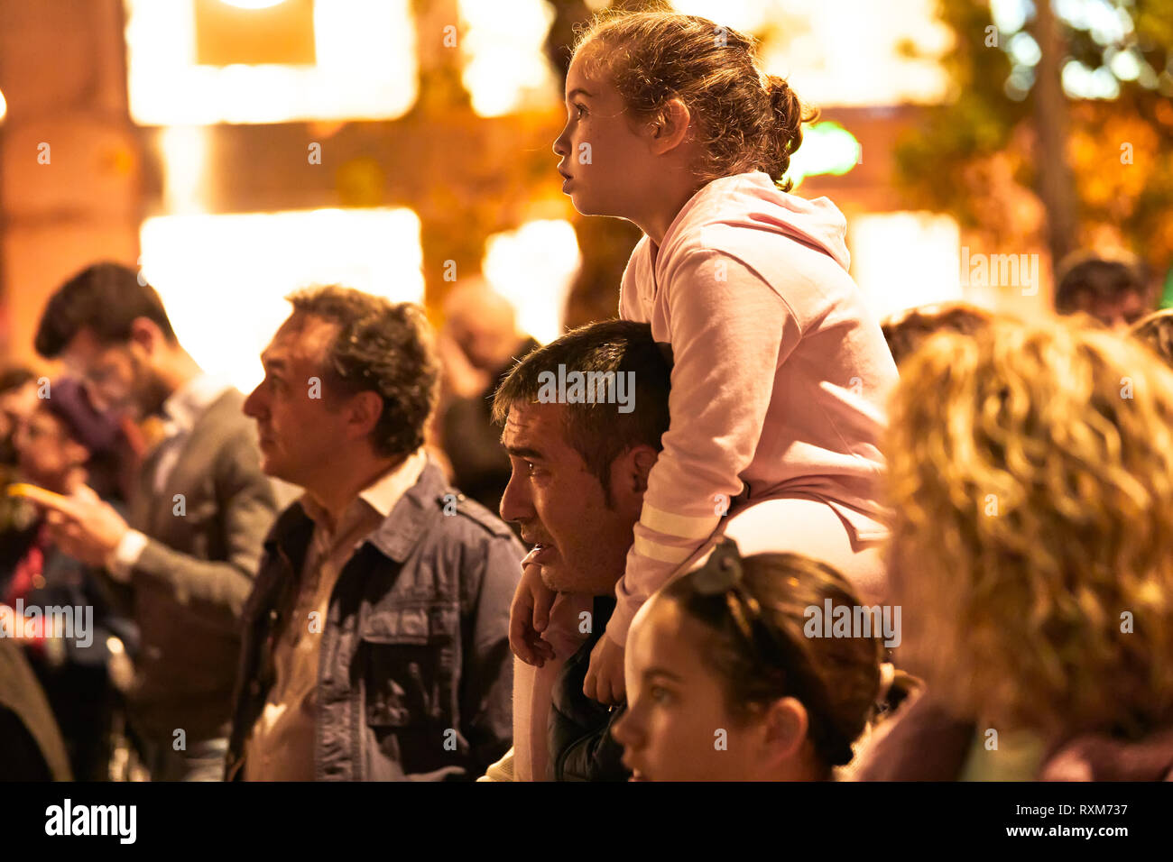 Cordoue, Espagne - 03, 08, 2019 : sa fille sur ses épaules à la Journée de la femme manifestation. Banque D'Images