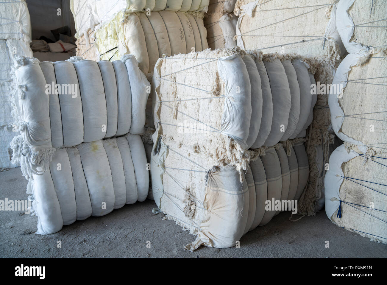 Intérieur d'un entrepôt de déchets déchets textiles .empilés en balles Banque D'Images