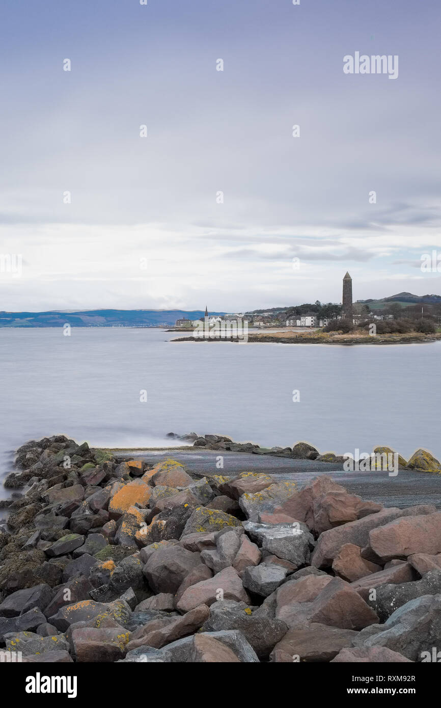 La ville de Largs situé sur le Firth of Clyde sur la côte ouest de l'Écosse. Une longue exposition pour donner un coup d'oeil. etherial Banque D'Images