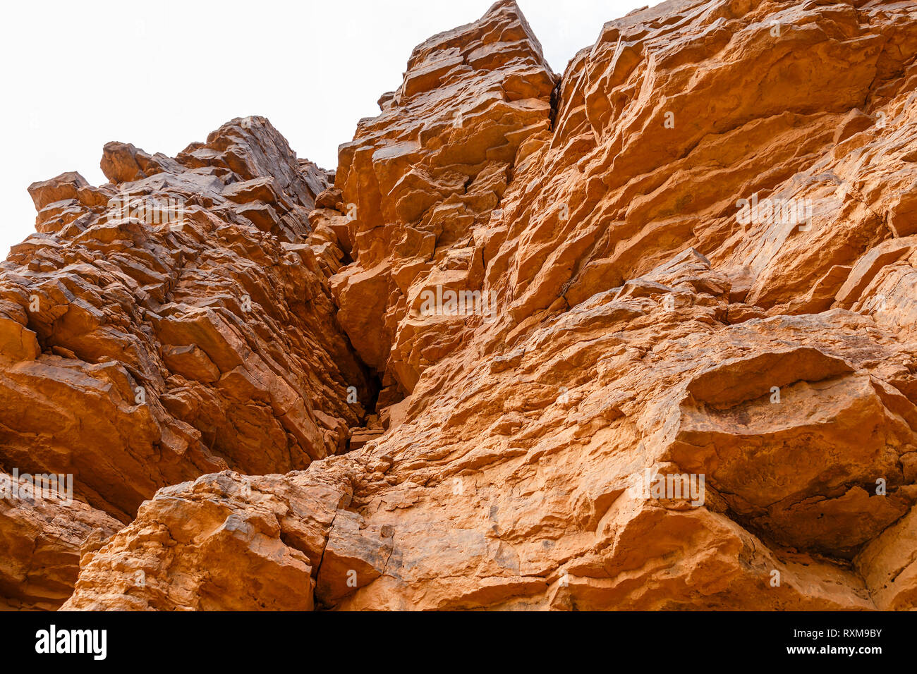 Randonnée dans le désert du Sahara, falaise, une partie de la montagne Banque D'Images
