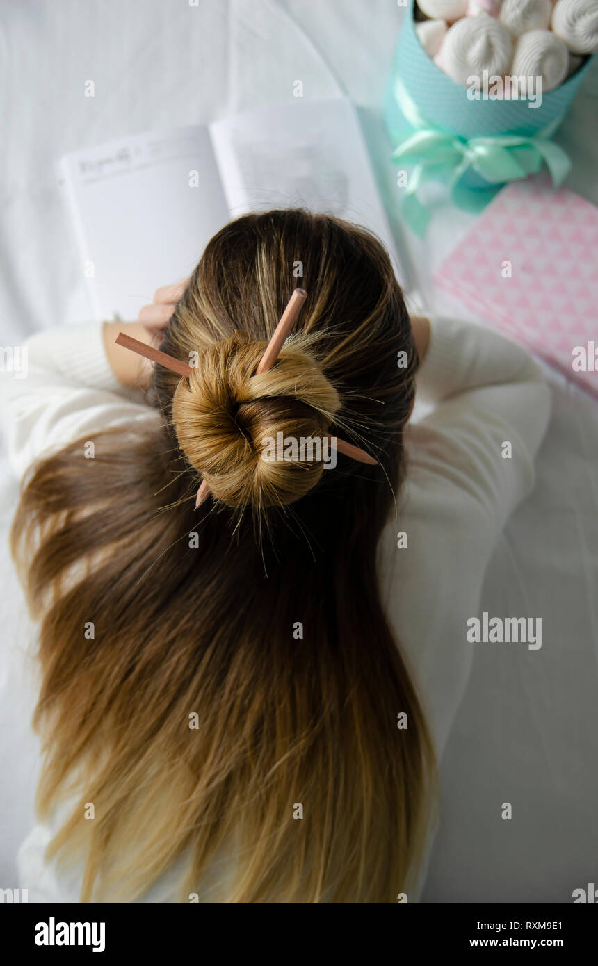 Cheveux Chignon En Desordre Banque D Image Et Photos Alamy Cheveux Chignon En Desordre Banque D Image Et Photos Alamy