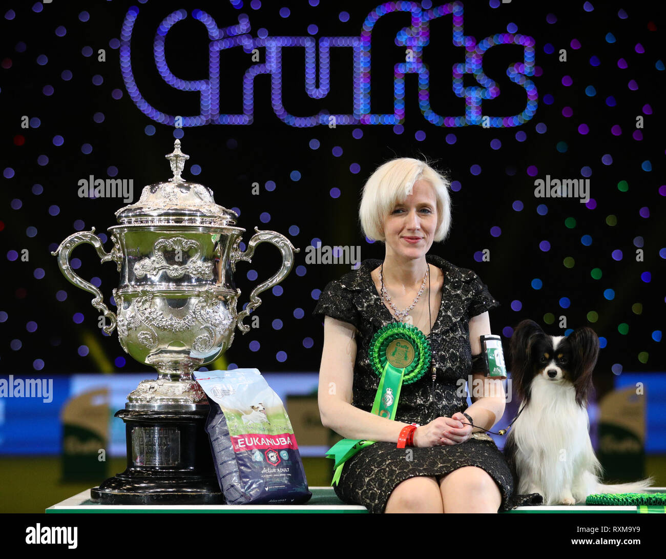 Dylan, un papillon à partir de la Belgique, avec Kathleen propriétaire Roosens après avoir remporté le Best in show lors de la dernière journée de la Crufts Dog Show 2019 au NEC de Birmingham. Banque D'Images