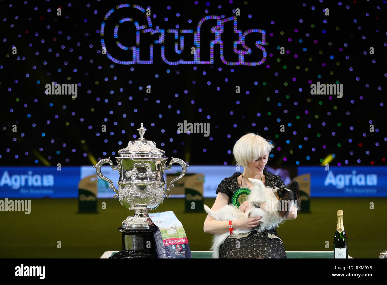 Dylan, un papillon à partir de la Belgique, avec Kathleen propriétaire Roosens après avoir remporté le Best in show lors de la dernière journée de la Crufts Dog Show 2019 au NEC de Birmingham. Banque D'Images