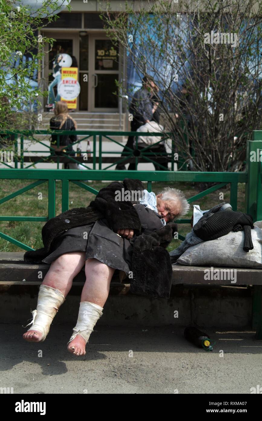 Une vieille femme endormie sur un banc de parc dans la région de Tomsk, en Sibérie. En dépit du formidable essor économique de la Russie au cours des dernières années, on estime qu'un à quatre personnes Banque D'Images