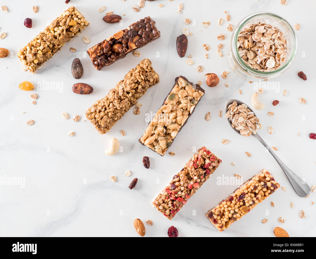 Barre granola avec copie espace. Ensemble de barres granola sur table de marbre blanc. Shallow DOF. Vue de dessus ou de télévision. Banque D'Images
