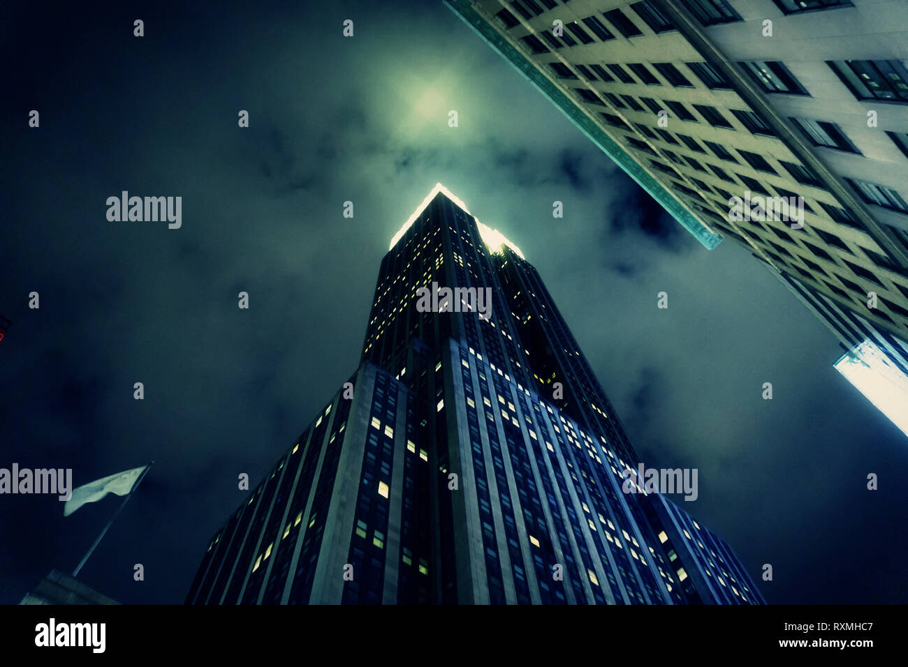 NEW YORK CITY - NOV 2018 : Empire State Building libre dans la nuit dans la ville de New York. La lumière projetée sur les nuages Banque D'Images