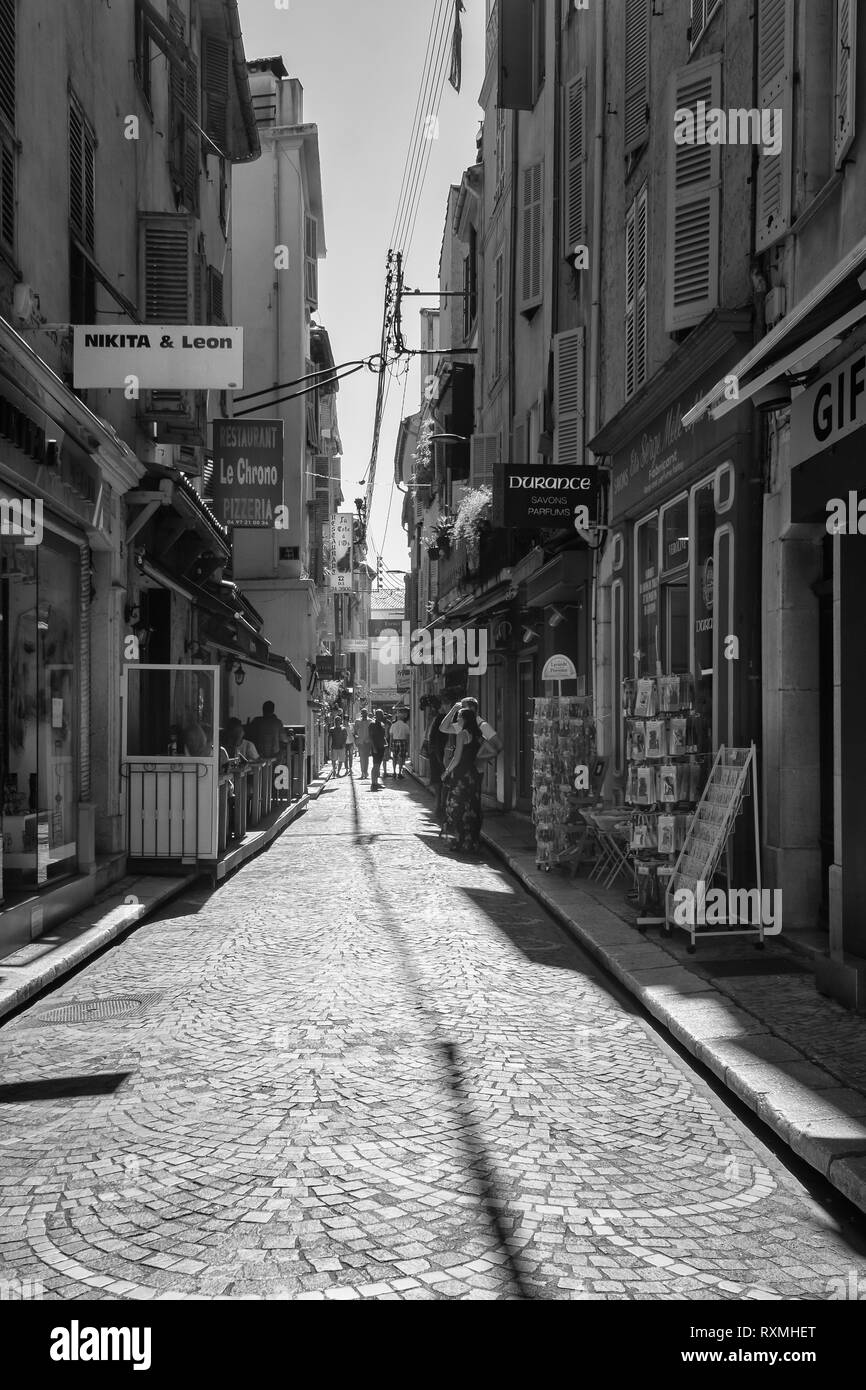 Antibes, France, Septembre 11, 2018 : Noir et blanc photo de la rue James Close dans le vieux centre d'Antibes Banque D'Images