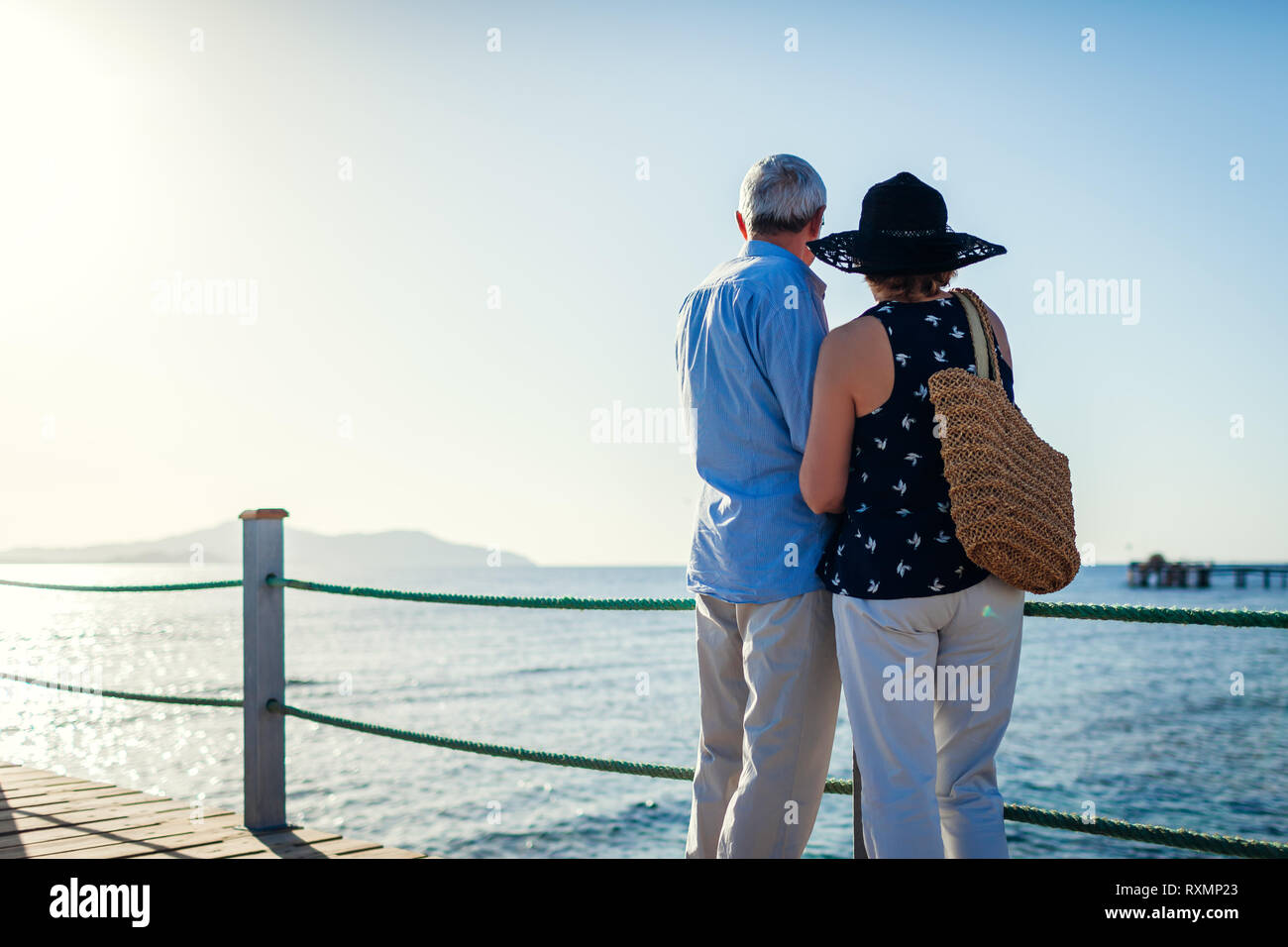 Couple sur la jetée en mer Rouge. Les personnes bénéficiant des vacances d'été. Banque D'Images