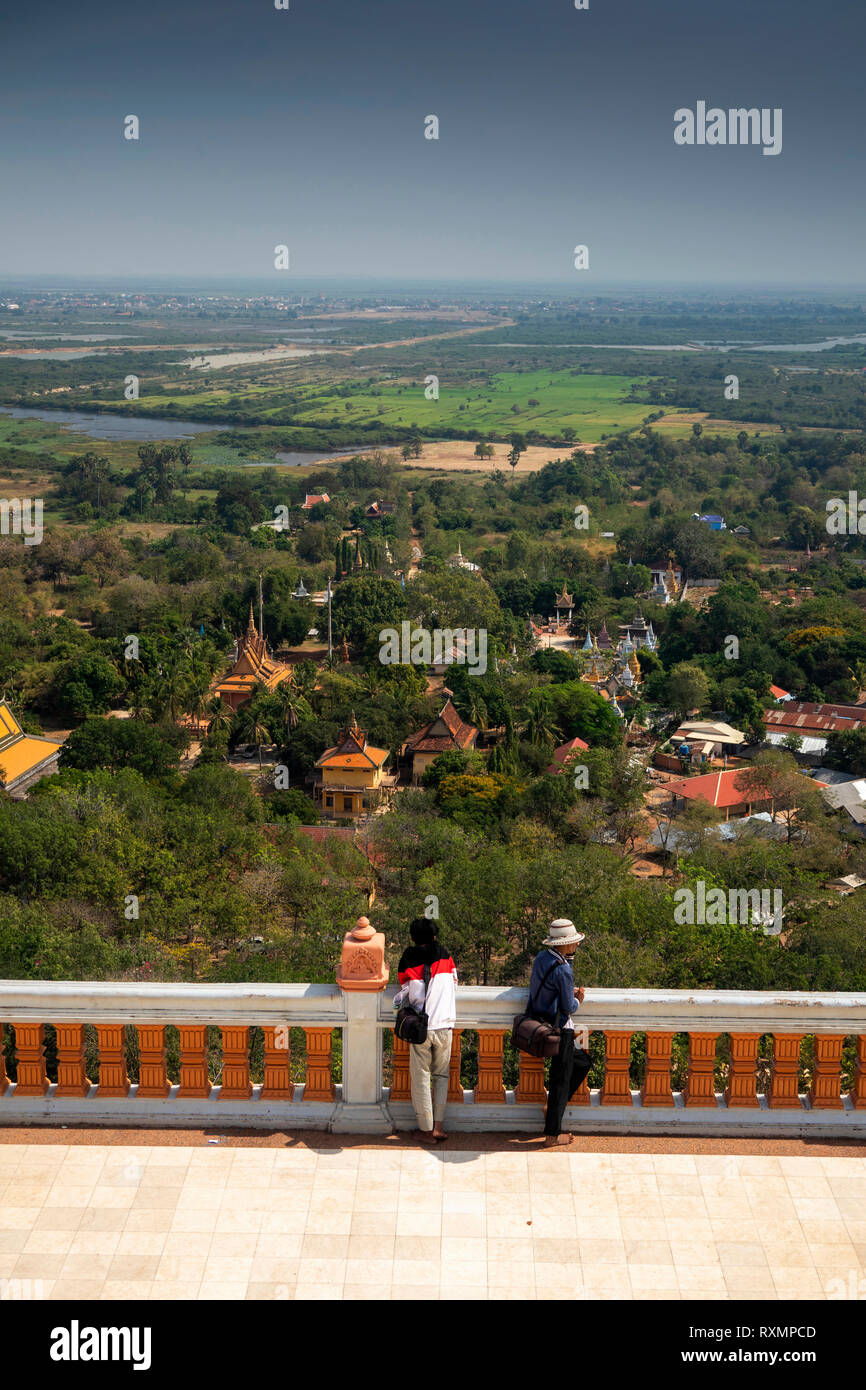 Cambodge, Phnom Penh, Oudong, les visiteurs d'admirer une vue du balcon de sourcil du Bouddha stupa de cheveux Banque D'Images