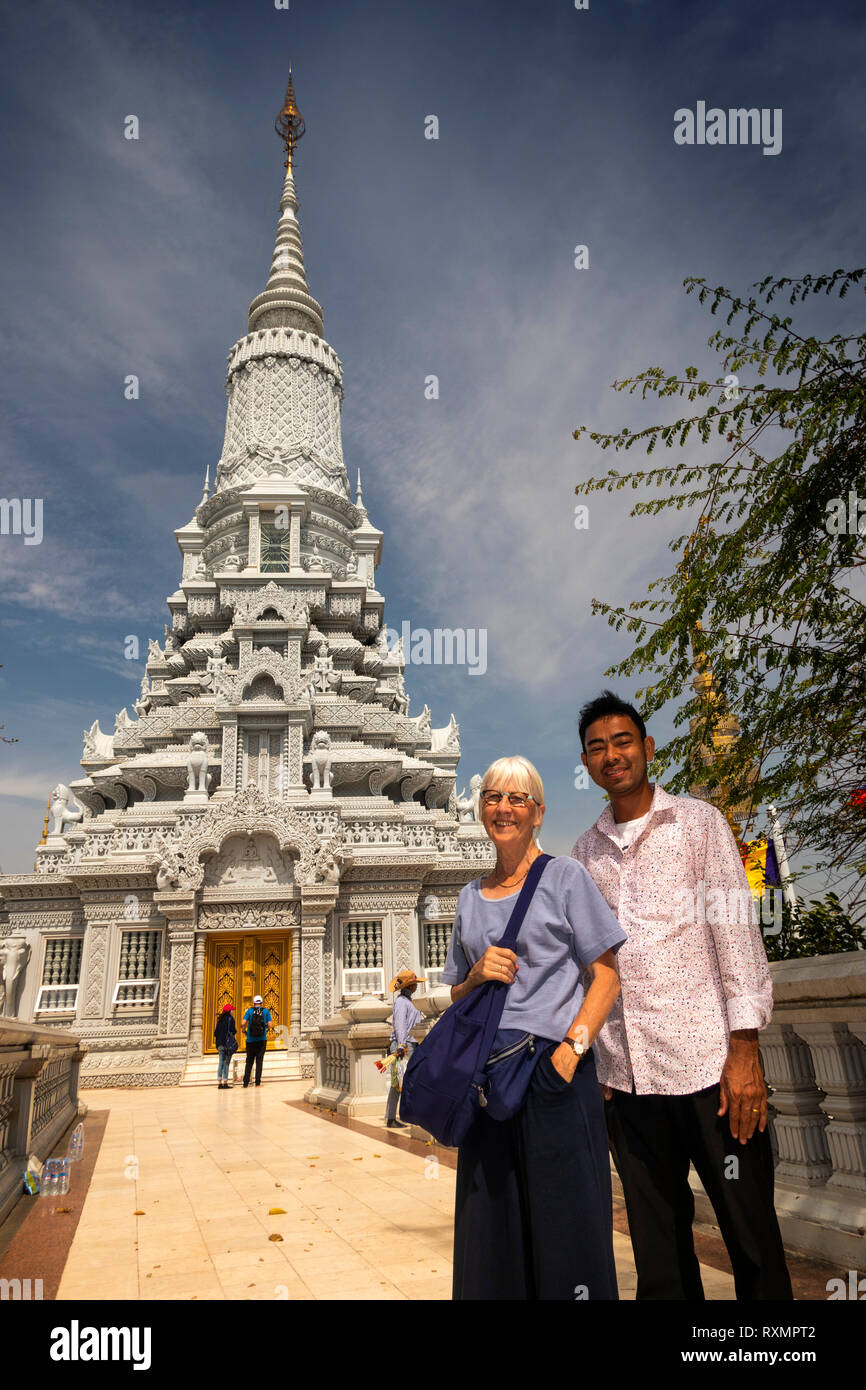 Cambodge, Phnom Penh, Oudong, premier guide touristique et à Buddha's eyebrow relique stupa construit en 2002 Banque D'Images