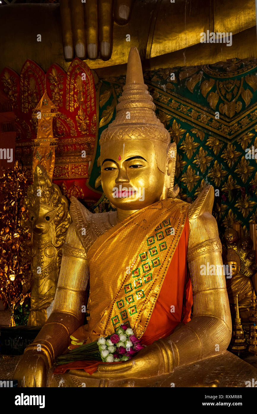 Cambodge, Phnom Penh, Preah Vihear, Oudong Ath re, golden statue kenar à reconstruit vihar Banque D'Images