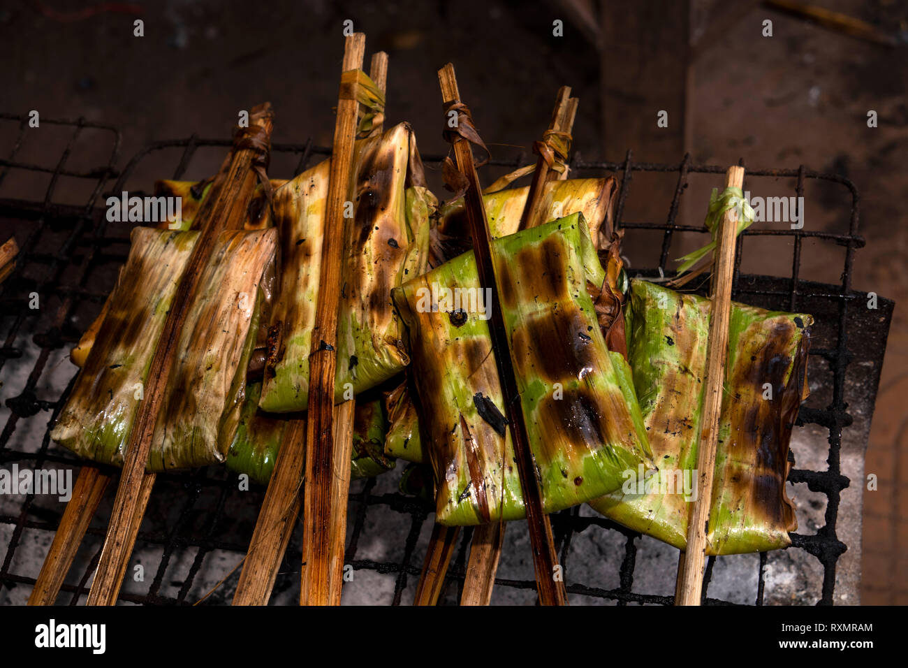 Cambodge, Phnom Penh, Oudong, food market, un barbecue en parcelles de riz gluant enveloppé de feuilles de pandanus. Banque D'Images