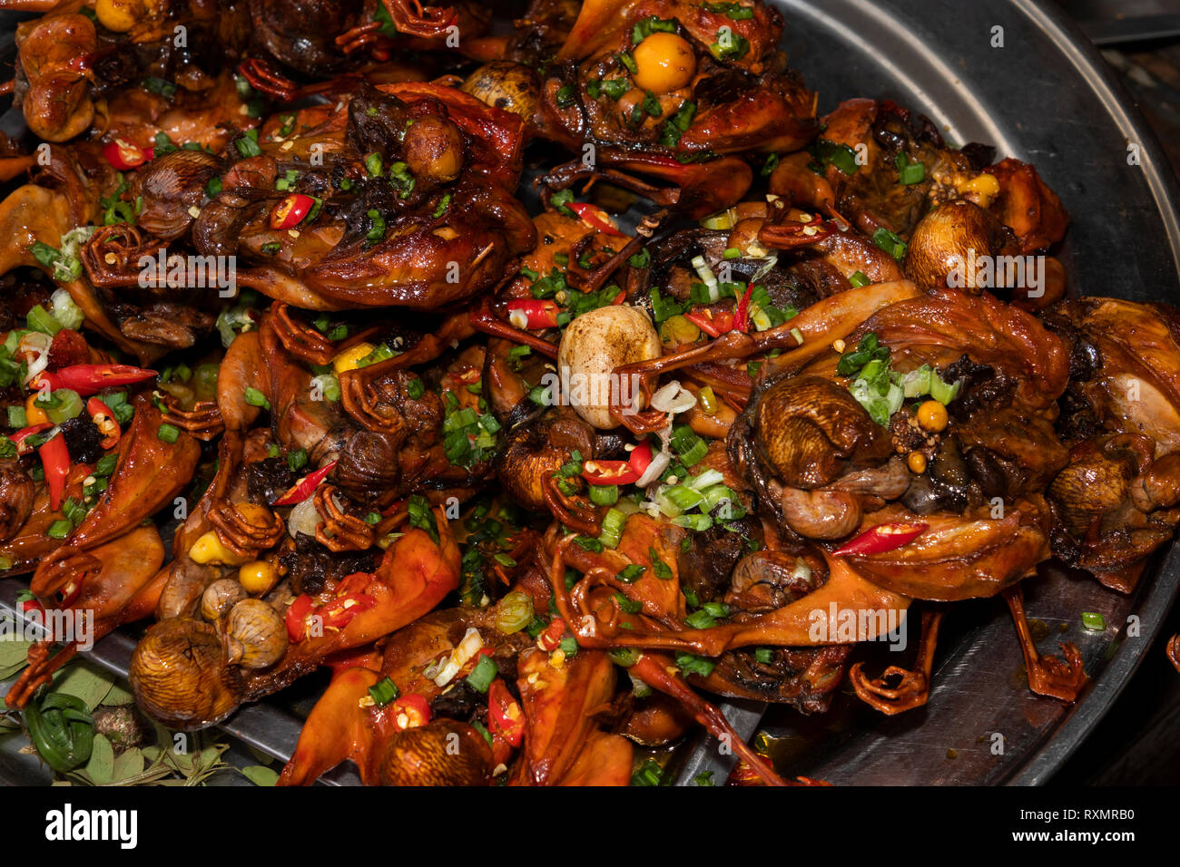 Cambodge, Phnom Penh, Oudong, l'alimentation, le marché de la viande de brousse, de petits oiseaux cuit avec oignons et piments à vendre à manger Banque D'Images