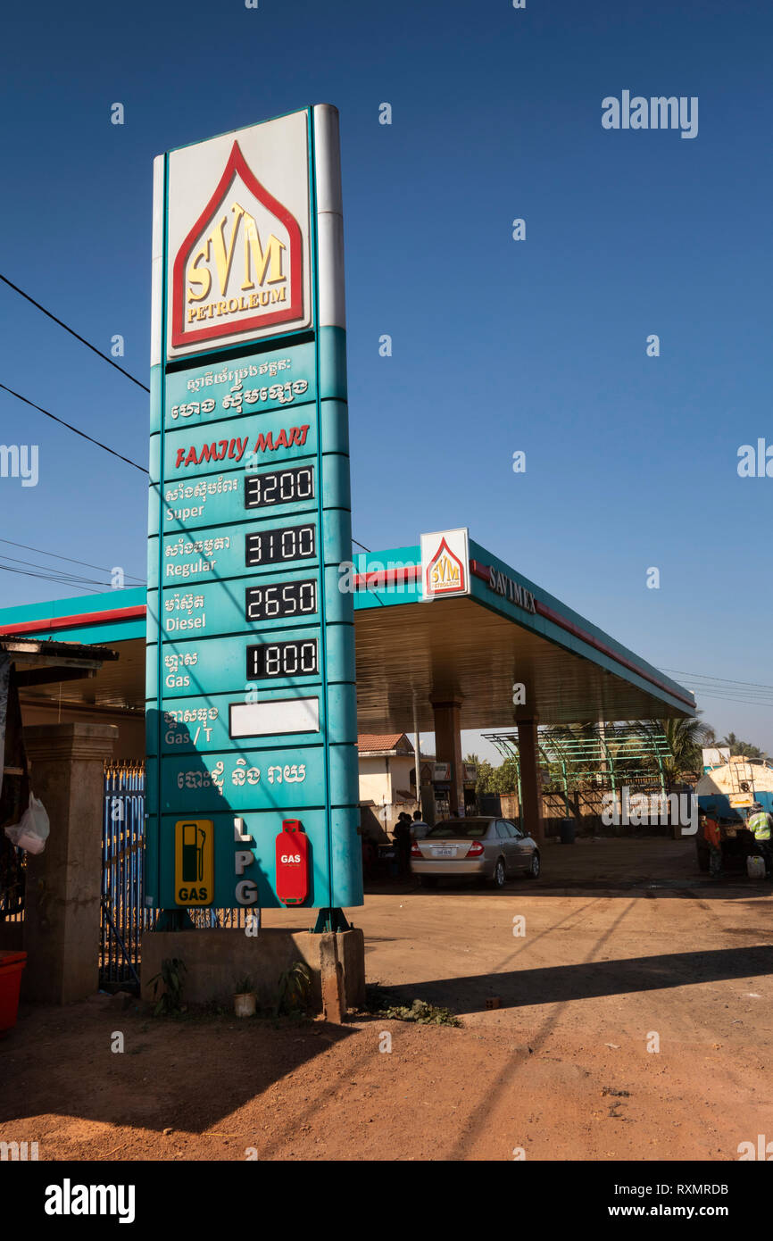 Cambodge, Tboung Khmum Province, Krong Suong, KVM Pétrole, le parvis de la gare et de signer Banque D'Images