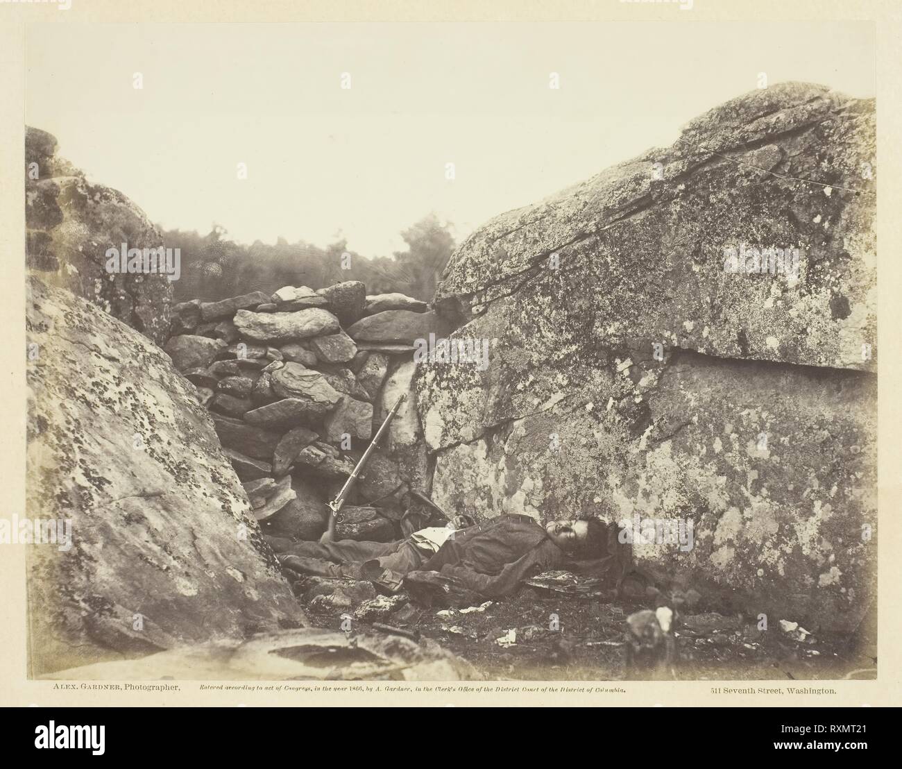 Accueil d'un rebelle Sharpshooter, Gettysburg. Alexander Gardner ; American, né en Écosse, 1821-1882. Date : 1863. Dimensions : 17,7 x 22,9 cm. L'albumine, pl. 41 extrait de l'album 'Gardner's Sketch Book photographique de la guerre, tome 1' (1866). Origine : Etats Unis. Musée : le Chicago Art Institute. Banque D'Images