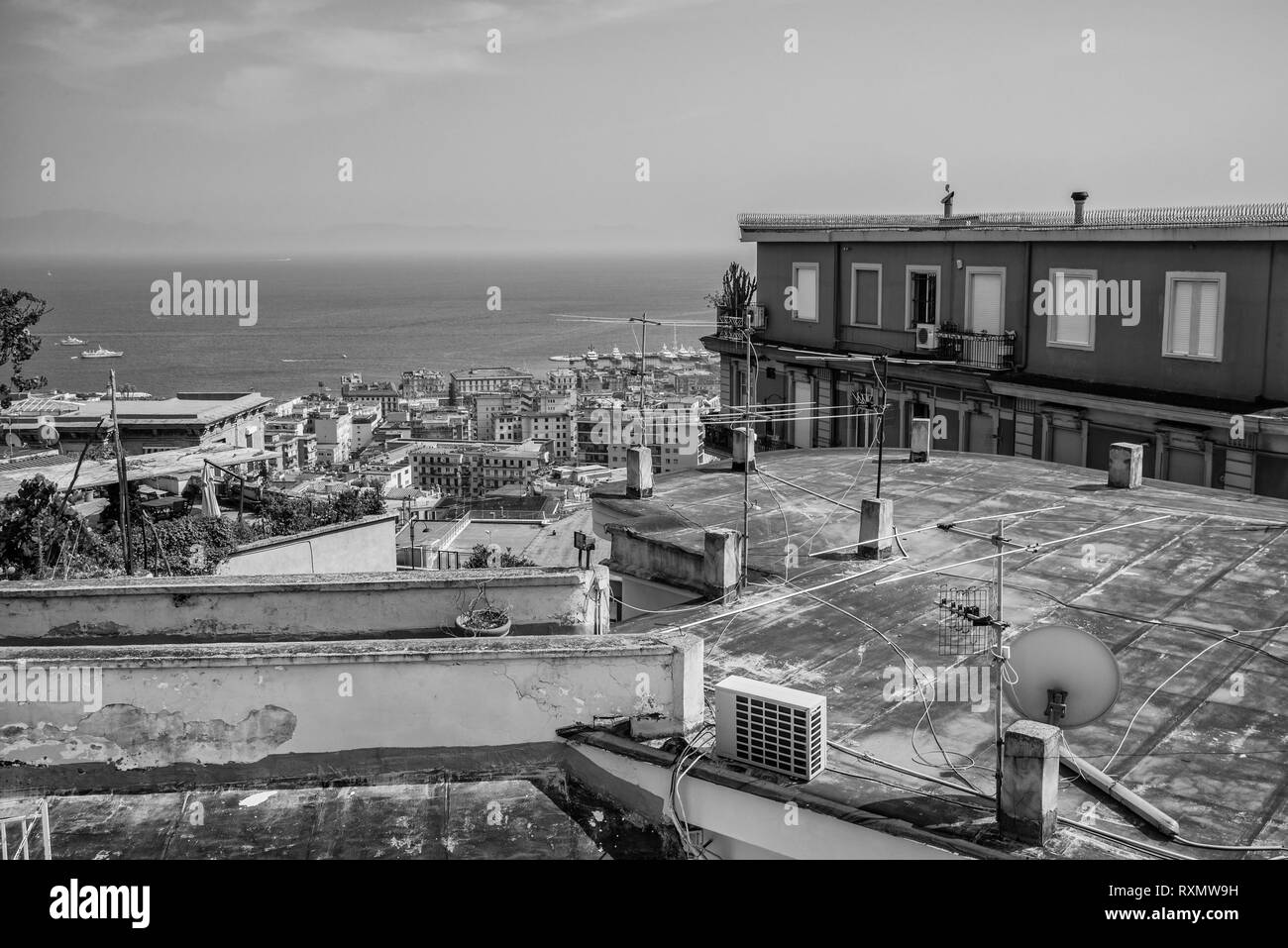 Naples, Italie - 14 août 2015 : vue sur la ville de Naples à partir de ci-dessus. Sur les toits de Naples. Banque D'Images Naples, Italie - 14 août 2015 : vue sur la ville de Naples à partir de ci-dessus. Sur les toits de Naples. Banque D'Images