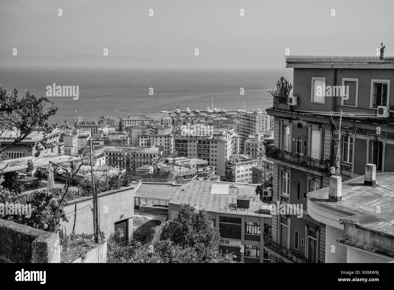 Naples, Italie - 14 août 2015 : vue sur la ville de Naples à partir de ci-dessus. Sur les toits de Naples. Banque D'Images Naples, Italie - 14 août 2015 : vue sur la ville de Naples à partir de ci-dessus. Sur les toits de Naples. Banque D'Images