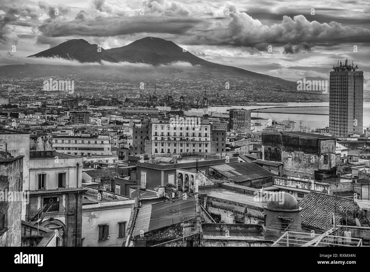Naples, Italie - 16 août 2015 : une vue sur les toits de Naples. Au-dessus de la ville de Naples et le Vésuve. Banque D'Images Naples, Italie - 16 août 2015 : une vue sur les toits de Naples. Au-dessus de la ville de Naples et le Vésuve. Banque D'Images