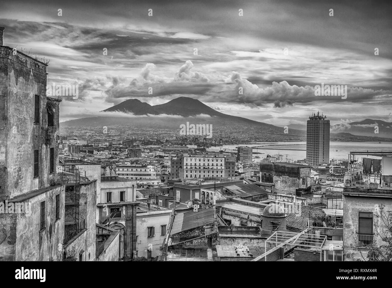 Naples, Italie - 16 août 2015 : une vue sur les toits de Naples. Au-dessus de la ville de Naples et le Vésuve. Banque D'Images Naples, Italie - 16 août 2015 : une vue sur les toits de Naples. Au-dessus de la ville de Naples et le Vésuve. Banque D'Images