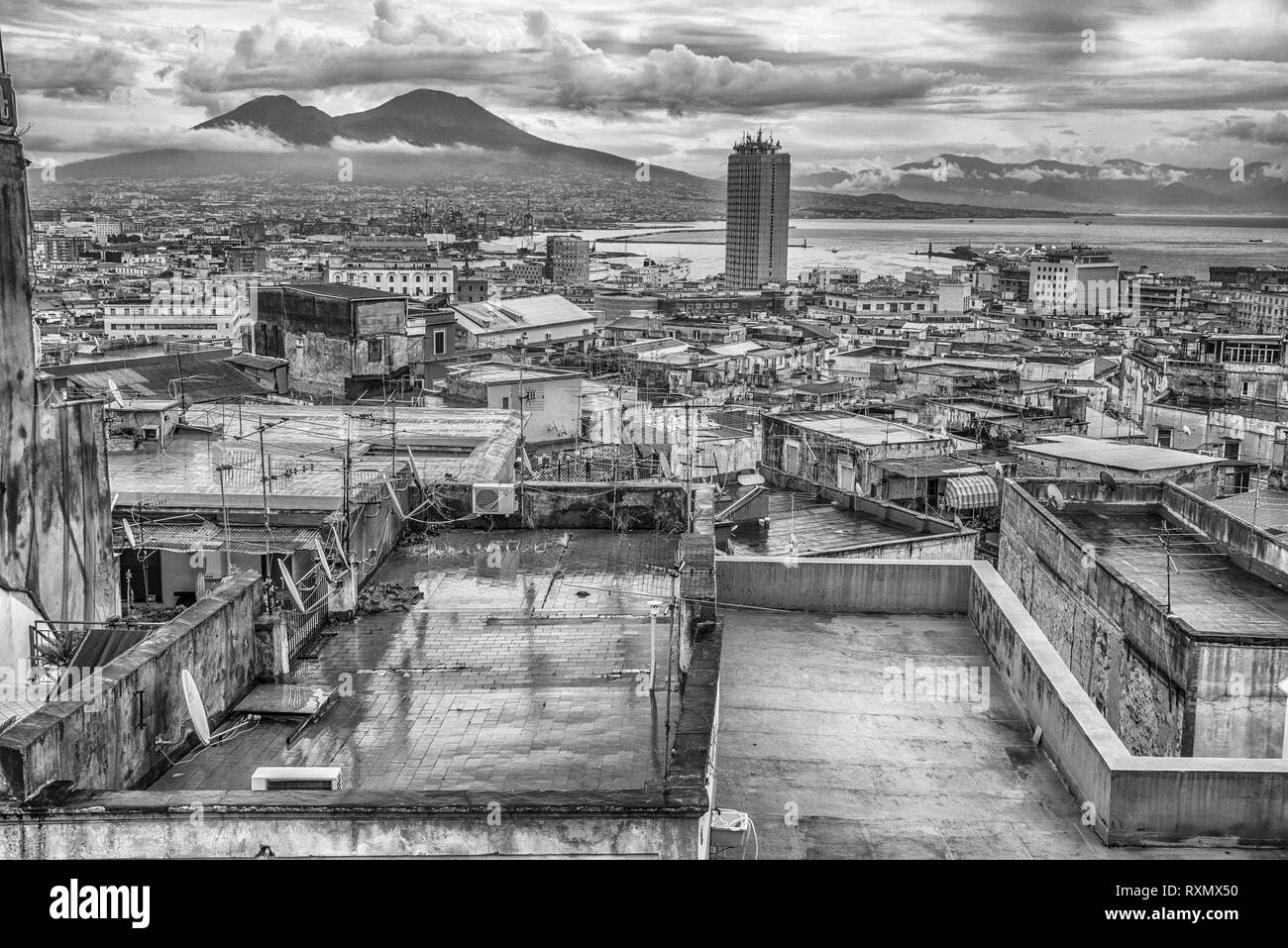 Naples, Italie - 16 août 2015 : une vue sur les toits de Naples. Au-dessus de la ville de Naples et le Vésuve. Banque D'Images Naples, Italie - 16 août 2015 : une vue sur les toits de Naples. Au-dessus de la ville de Naples et le Vésuve. Banque D'Images