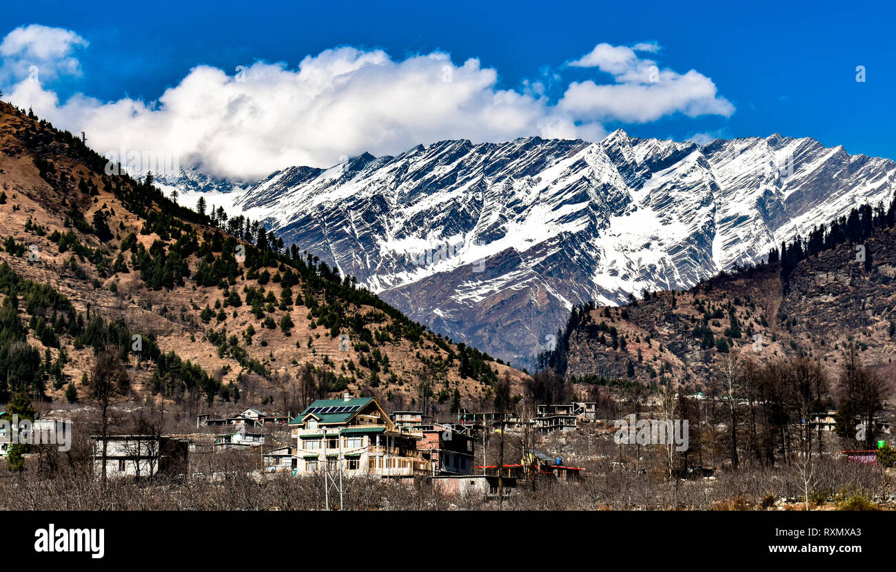 Chaînes de montagnes himalayennes enneigées avec ciel bleu clair et blanc les Cumulus à Manali, Himachal Pradesh, Inde. Une destination estivale idéale. Banque D'Images