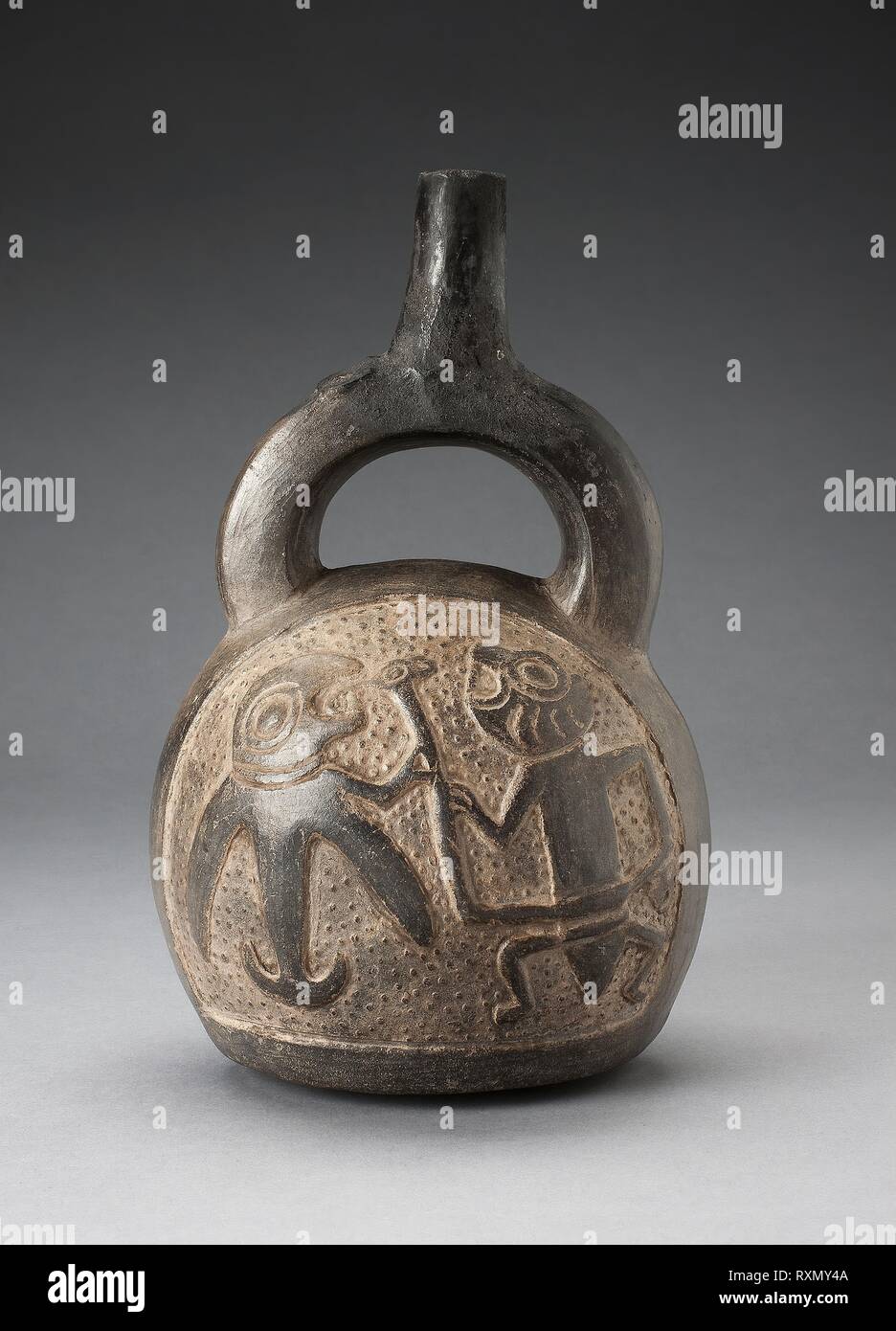 Navire de la tuyère d'étrier avec relief représentant une scène de chasse mythique. Côte Nord ; Chimú, Pérou. Date : 1200-1450. Dimensions : H. 22,9 cm (9 in.). Céramique. Origine : Côte Nord. Musée : le Chicago Art Institute. Banque D'Images Navire de la tuyère d'étrier avec relief représentant une scène de chasse mythique. Côte Nord ; Chimú, Pérou. Date : 1200-1450. Dimensions : H. 22,9 cm (9 in.). Céramique. Origine : Côte Nord. Musée : le Chicago Art Institute. Banque D'Images