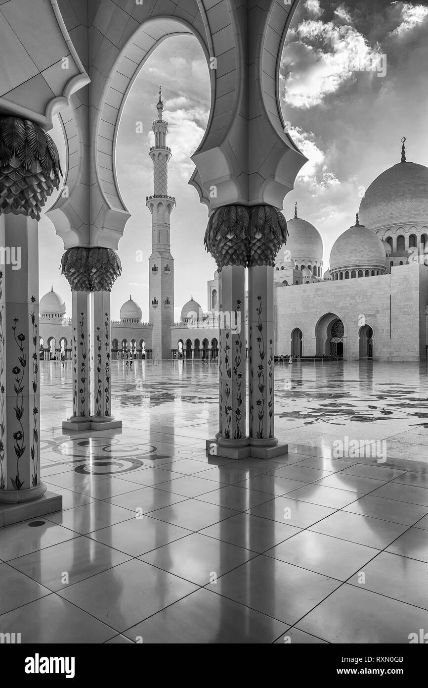 Grande Mosquée de Sheikh Zayed, Abu Dhabi, EAU. La 3ème plus grande mosquée du monde avec quatre minarets. Banque D'Images