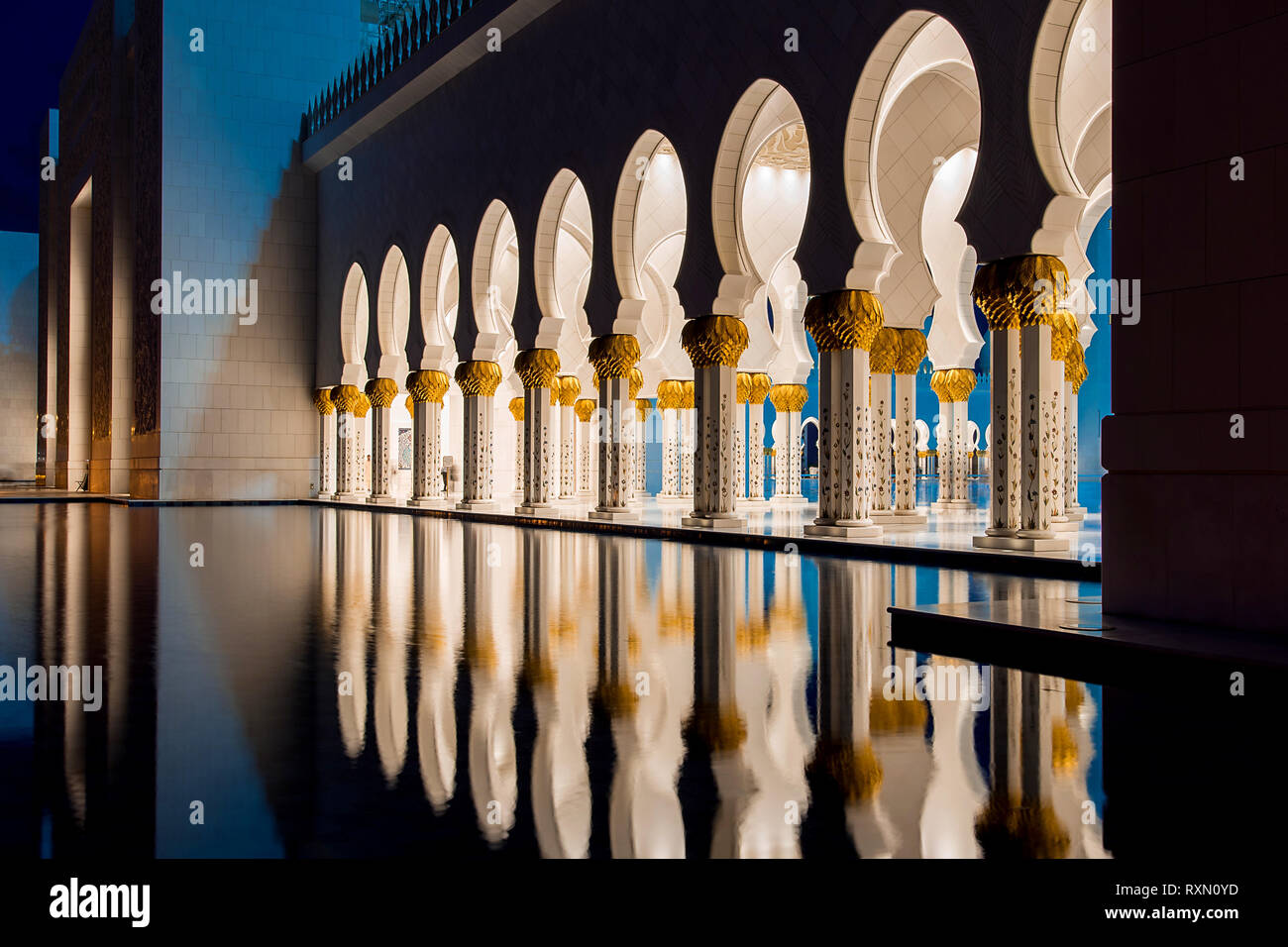 Grande Mosquée de Sheikh Zayed, Abu Dhabi, EAU. La 3ème plus grande mosquée du monde avec quatre minarets. Banque D'Images