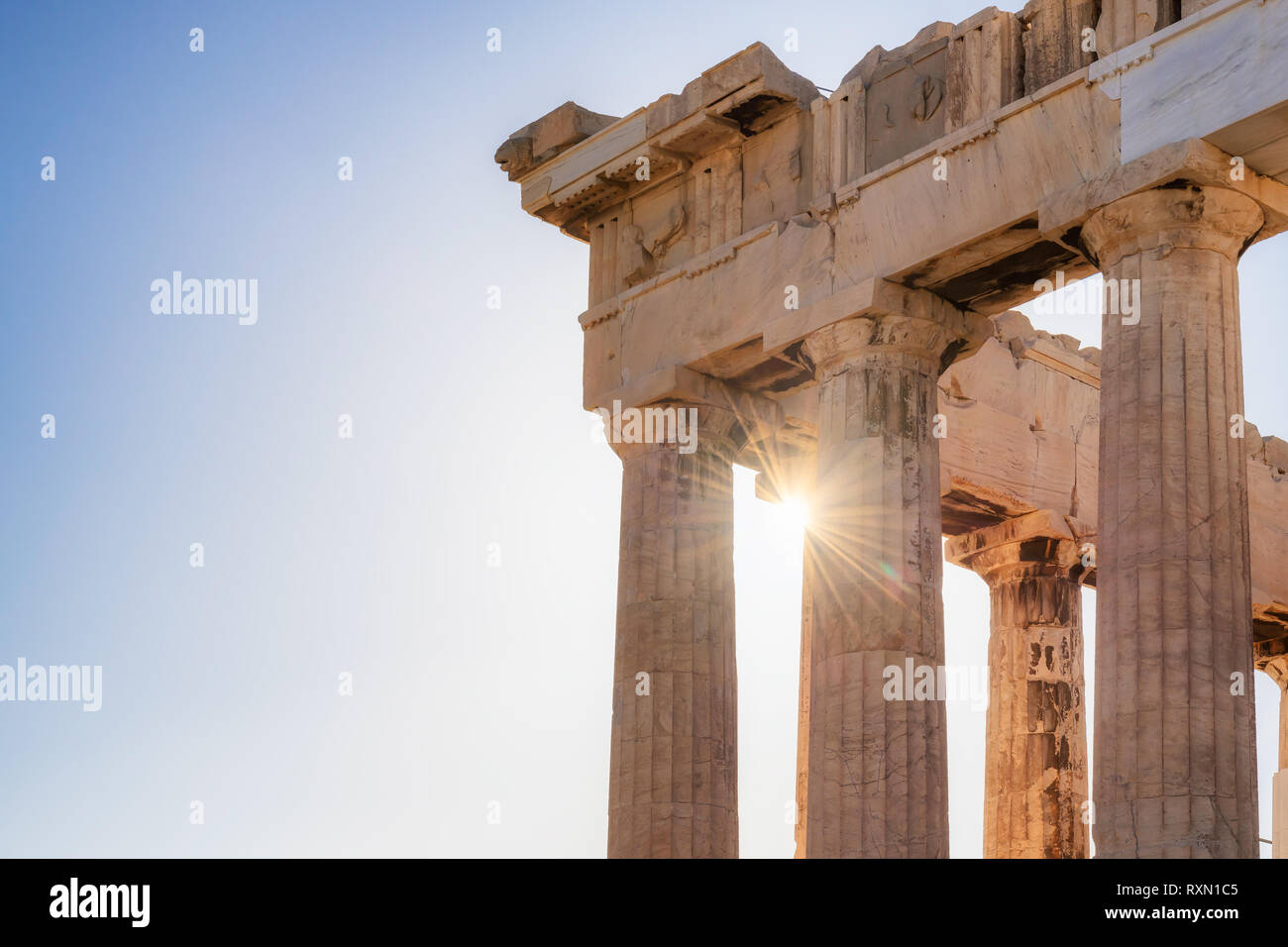 Anciennes colonnes du Parthénon temple dans l'Acropole, Athènes, Grèce. Banque D'Images