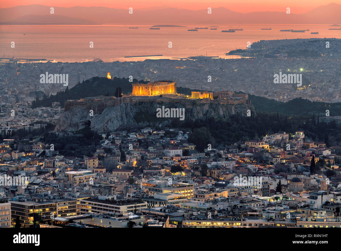 Les toits d'Athènes au coucher du soleil, la Grèce. Banque D'Images