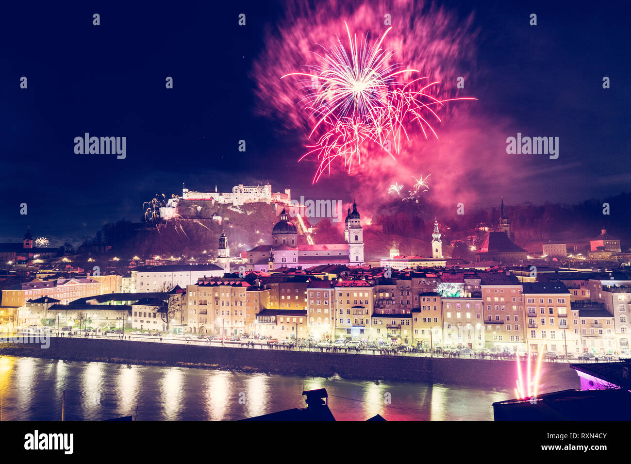 D'artifice de couleurs dans la nuit : Vieille ville de Salzbourg et Festung Hohensalzburg à la veille du Nouvel An. Magic Banque D'Images