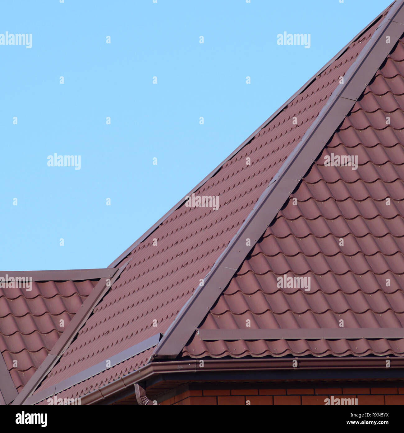 Tôles de toiture. Les formes modernes de matériaux de couverture. Banque D'Images