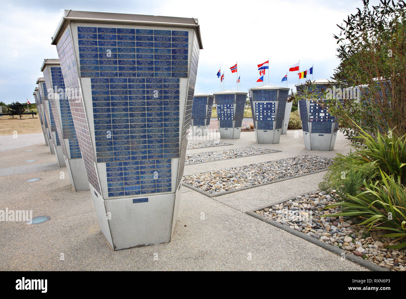 Les briques commémoratives Memorial est composé de 16 kiosques à l'extérieur du Centre Juno Beach contenant près de 13 000 briques titane portant les noms des anciens combattants canadiens et/ou sympathisants du Centre Juno Beach, Normandie, France Banque D'Images