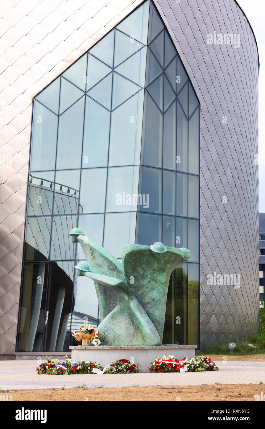 Sculpture en bronze de Colin Gibson intitulé "Souvenir et renouvellement' en face du Centre Juno Beach à Courseulles-sur-Mer, Normandie, France Banque D'Images
