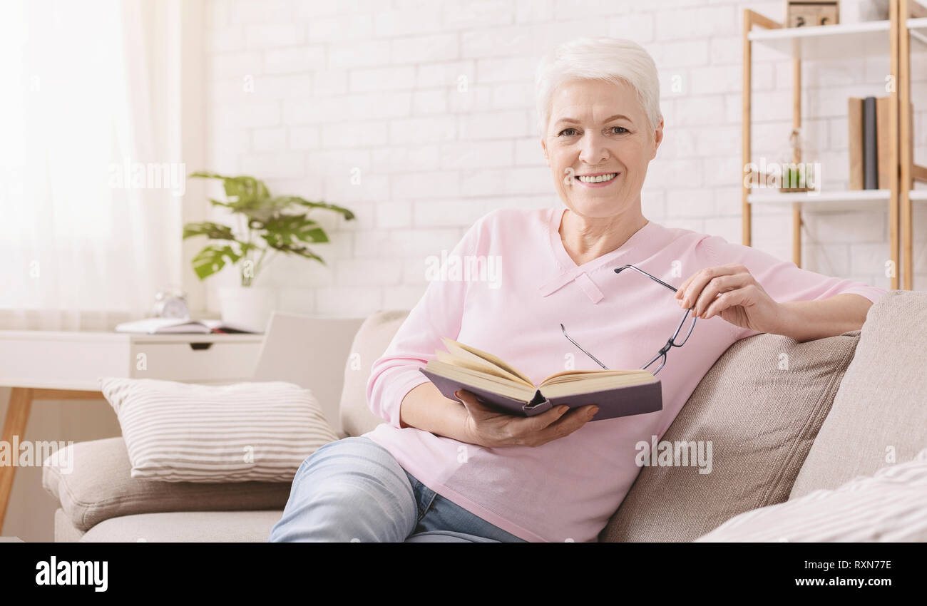 Happy senior couple at home Banque D'Images