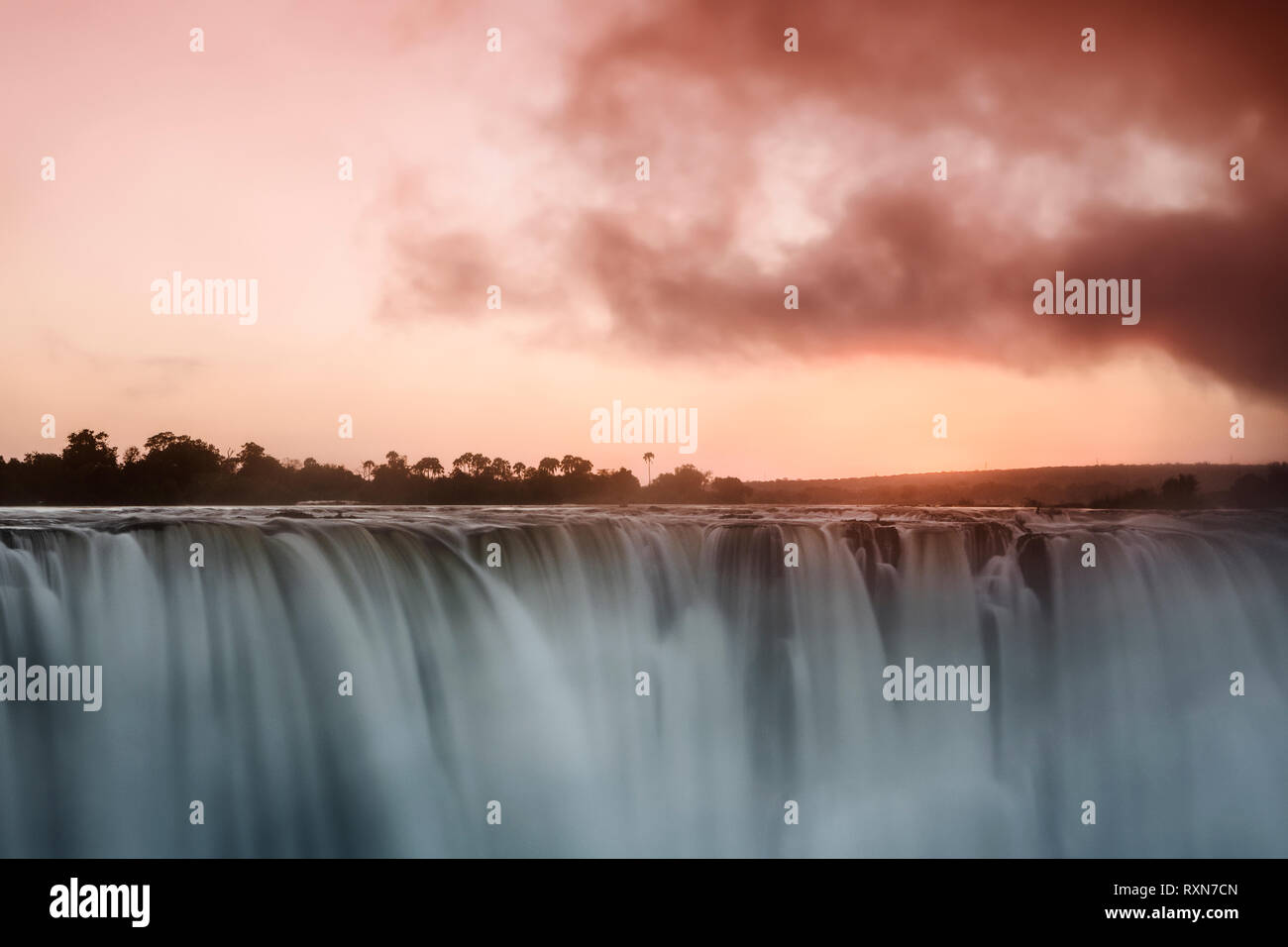 Beau lever de soleil sur Victoria Falls, Zimbabwe Banque D'Images
