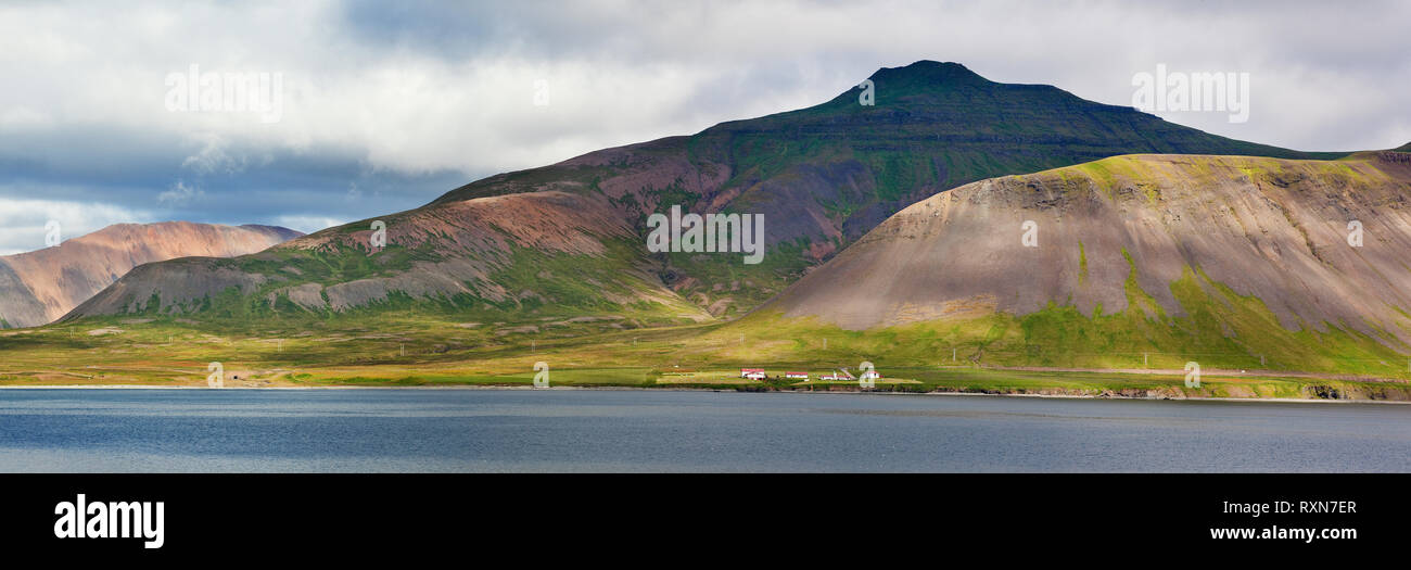 Gamme de montagne et ferme sur la périphérie est de Grundarfjordur, Péninsule de Snæfellsnes, l'Islande Banque D'Images