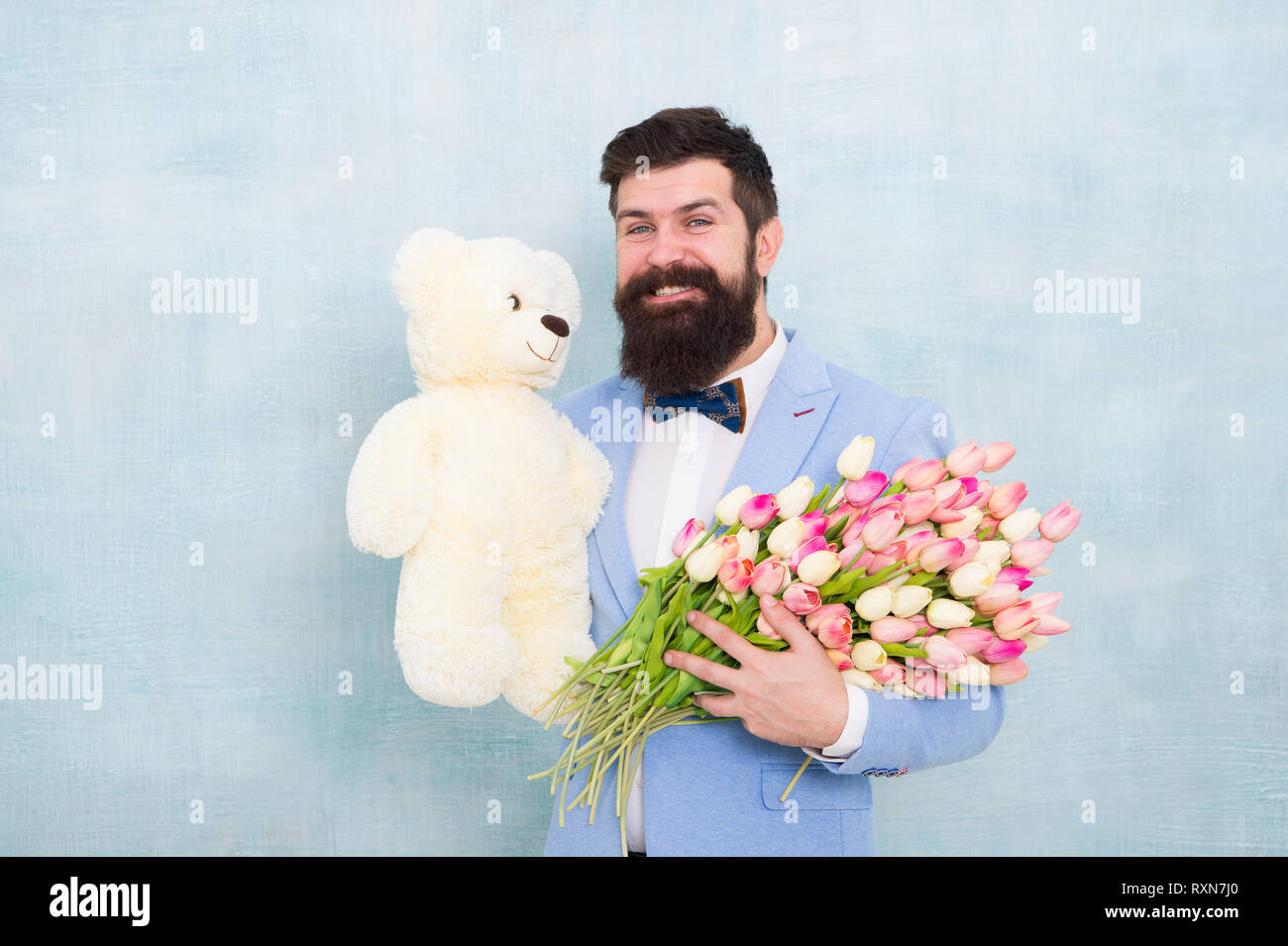 Costume Homme Barbu Homme Noeud Papillon Maintenez L Ours En Peluche Et Bouquet Heureux Et Amoureux Gentleman Faire Surprise Romantique Pour Elle Monsieur Cadeau Romantique Voeux D Anniversaire Joyeux Anniversaire Mon Amour Photo Stock