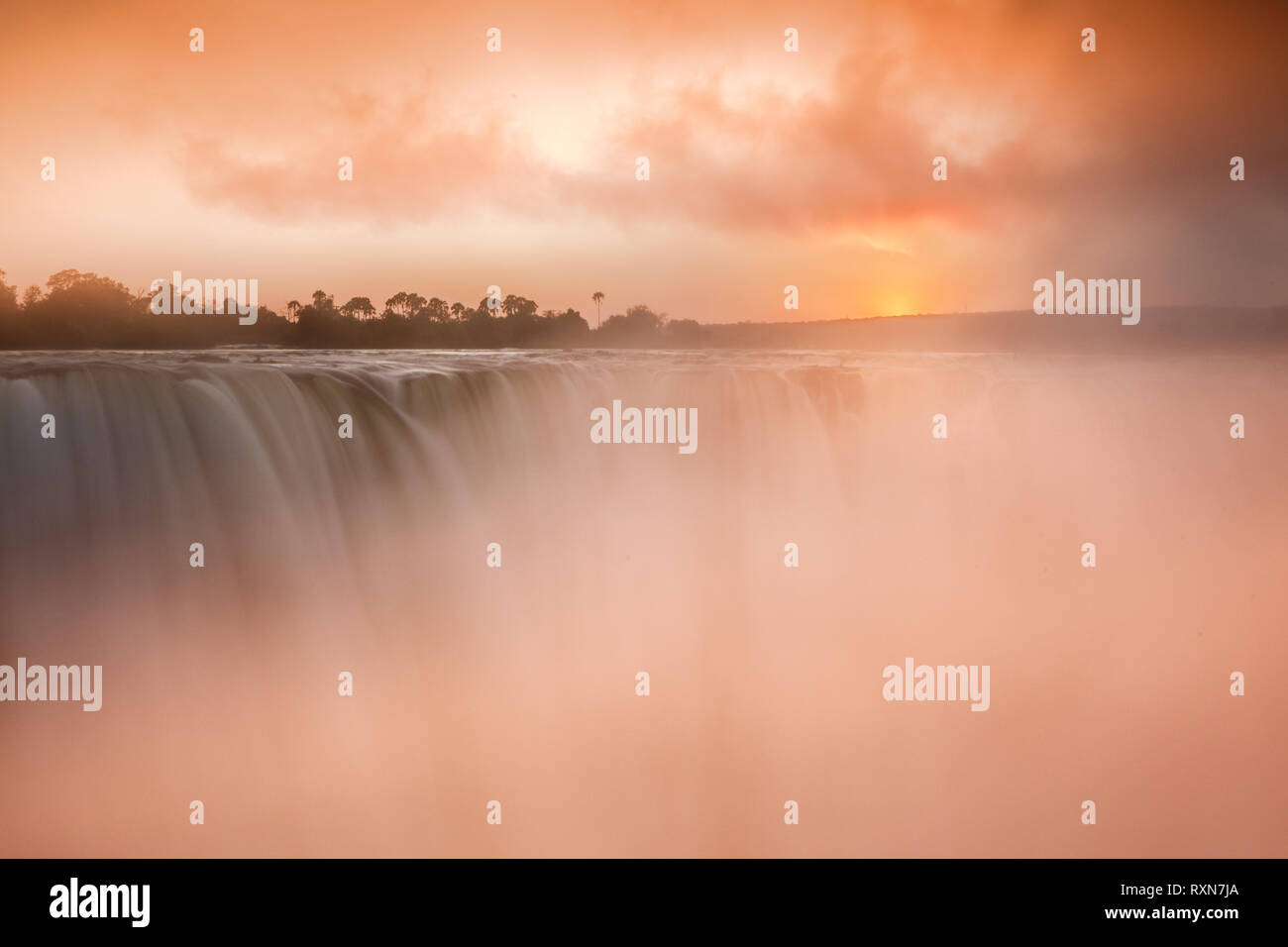 Beau lever de soleil sur Victoria Falls, Zimbabwe Banque D'Images