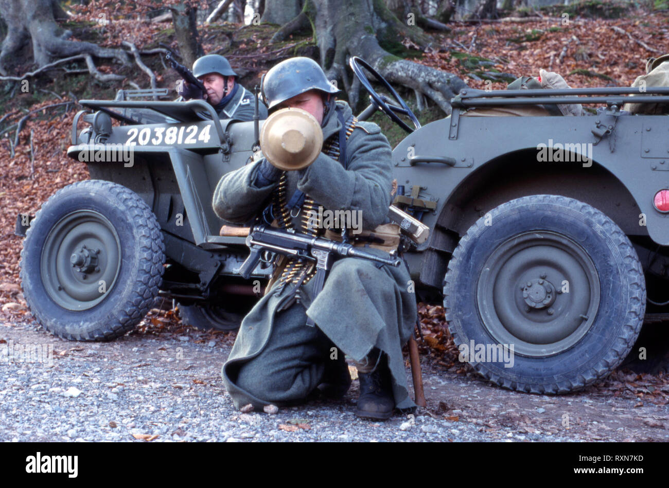 Un soldat allemand WW2 de forêt d'un Panzerfaust (Reenactor). Banque D'Images