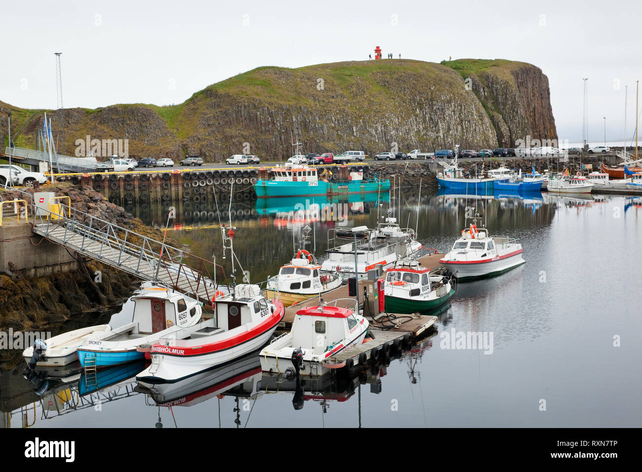 Bateaux de pêche dans le port de Keflavik à l'extrémité nord de la péninsule de Snæfellsnes, l'Islande Banque D'Images