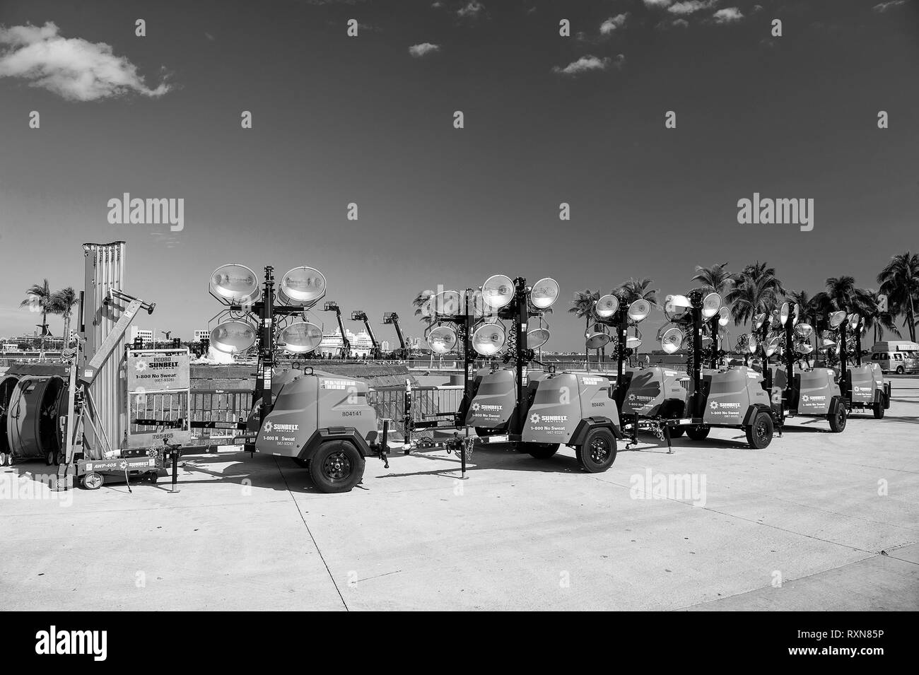 Miami, USA - Le 29 février 2016 mobile : l'équipement industriel ou d'outils pour l'éclairage sur les roues au salon d'exposition ou l'extérieur dès les beaux jours on blue sky Banque D'Images