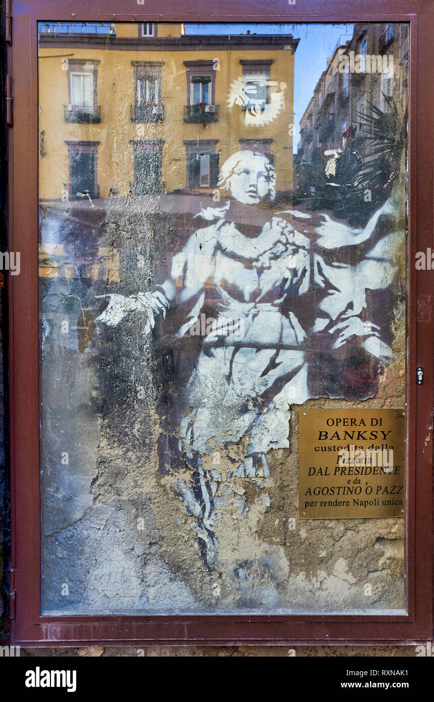 Naples Campanie Italie. Célèbre street art par Banksy. Madonna con revolver (Mary à canon Photo Naples Campanie Italie. Célèbre street art par Banksy. Madonna con revolver (Mary à canon Photo