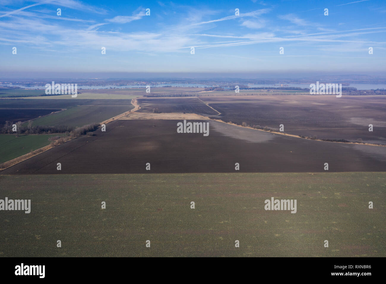 Vue aérienne des terres agricoles et la rivière au cours du printemps de l'ensoleillée. Banque D'Images