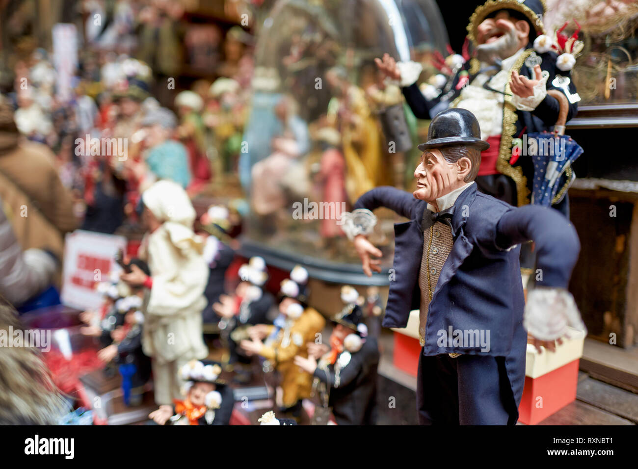 Naples Campanie Italie. Figurines statues de la Crèche de Noël dans les ateliers artisanaux de Via San Gregorio Armeno Banque D'Images